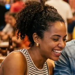Retrato de mulher negra olhando o celular antes de um encontro